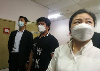 BRADEN YAP HONG SHENG (tengah) mengaku bersalah di Mahkamah Sesyen Johor Bahru atas pertuduhan mendatangkan kecederaan terhadap seekor anjing.