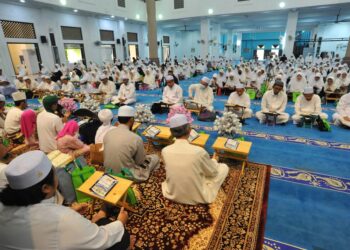 SEBAHAGIAN peserta membaca al-Quran pada Majlis Tilawah dan Tadabbur di Masjid Jamek Tun Hussien Onn, Larkin, Johor Bahru.