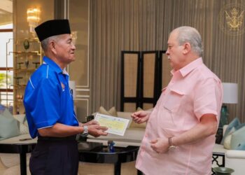 SULTAN IBRAHIM SULTAN ISKANDAR berkenan menyampaikan sumbangan untuk Gapet kepada Wahib Mohd. Yasin di Johor Bahru.