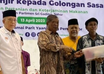 MOHAMAD SABU (dua dari kiri) menyampaikan bantuan kepada golongan petani pada Majlis Penyerahan Bantuan Banjir kawasan Parlimen Sri Gading di Batu Pahat.