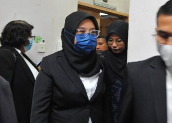 NURUL SYAHIRAH OMAR didakwa atas enam pertuduhan menggunakan jawatan sebagai kerani untuk mendapatkan suapan berjumlah RM13,480.20, tiga tahun lalu di Mahkamah Sesyen Johor Bahru.