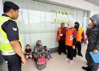 WANITA Rohingya menangis selepas dicekup bersama dua anaknya dalam Op Bersepadu Pengemis Pendatang Tanpa Izin di sekitar Bandar Kota Tinggi.