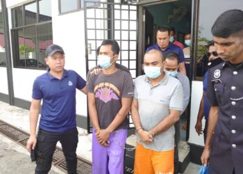 DUA tahanan, Riki Rinaldi (dua dari kiri) dan Haji Samirudin yang melarikan diri ketika dalam perjalanan ke Penjara Ledang pada 11 April lalu dihukum penjara lapan bulan oleh Mahkamah Majistret Kulai.