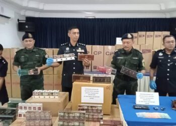 RAIZ MUKHLIZ AZMAN AZIZ (tengah) bersama pasukan PGA5 Simpang Renggam menunjukkan sebahagian rampasan rokok bernilai RM1.2 juta di IPD Muar.
