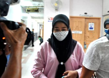 SEORANG pengarah syarikat peruncitan, Kumpulan Usaha Keluarga Jaya Sdn. Bhd., mengaku tidak bersalah menjual telur ayam gred B melebihi harga maksimum di Mahkamah Sesyen, Johor Bahru.