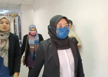 NURUL SYAHIRAH OMAR (kemeja putih) didakwa lagi di Mahkamah Sesyen Johor Bahru bagi empat pertuduhan menerima wang tunai berjumlah RM24,738 daripada seorang kontraktor.