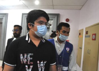 BRADEN YAP HONG SHENG (hadapan) dijatuhi hukuman sebatan ringan sebanyak tujuh kali oleh Mahkamah Sesyen, Johor Bahru selepas mengaku bersalah memukul dan membakar seekor anjing di Taman Impian Emas, Skudai.