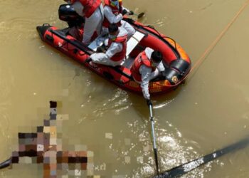 MAYAT ditemukan terapung di Sungai Kahang Batu 22 di Pekan Kahang, Kluang.