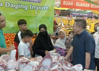 SALAHUDDIN AYUB (dua dari kanan) meninjau penjualan Daging Rahmah Import di Pasaraya Econsave di Pontian.