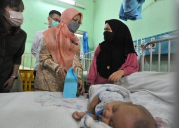 DR. ZALIHA MUSTAFA (tengah) melawat Wad Kanak-Kanak sempena lawatannya ke Hospital Temenggong Seri Maharaja Tun Ibrahim, Kulai.