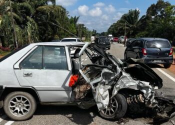 KEADAAN Proton Saga Iswara yang dipandu Soh Moi Choi yang melanggar tayar belakang sebuah lori lalu bertembung kereta Mazda di Kilometer 80, Jalan Johor Bahru-Ayer Hitam dekat Pekan Machap.