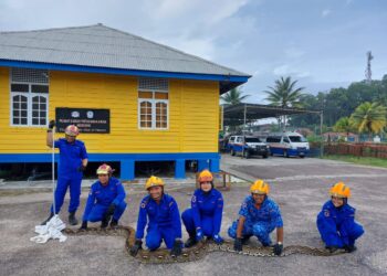 ULAR sawa seberat 150 kilogram ditangkap selepas ditemukan terbelit pada tali di sebuah chalet di Mersing.