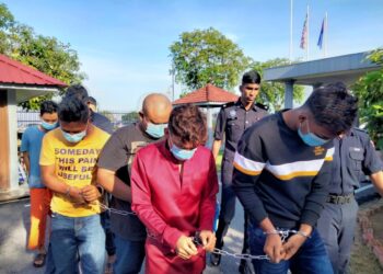 MOHAMAD HAIKAL AB. KARIM (baju hitam), Muhammad Fazli (baju merah) Mohamed Effendi (belakang) dan Khalid Khamis (baju kuning) didakwa di Mahkamah Majistret Pontian atas tuduhan menghalang tugas dan mencederakan seorang anggota polis.