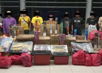 Polis Johor menahan seramai 39 individu kerana melanggar permit menjual mercun dan bunga api di negeri ini.
