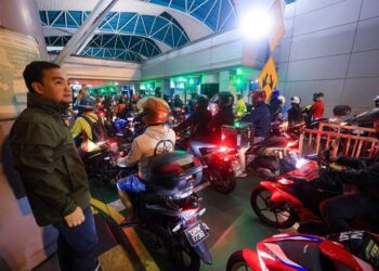ONN HAFIZ GHAZI melakukan tinjauan mengejut ke CIQ BSI Johor Bahru yang sering dilaporkan berlaku kesesakan, terutamanya pada waktu puncak.