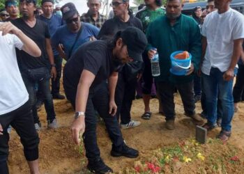 JOE WINGS menabur bunga di atas pusara Mael XPDC di Tanah Perkuburan Islam Bakri, Batu 6, Muar.