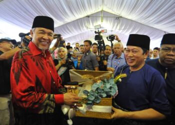 AHMAD ZAHID HAMIDI (kiri) menerima cenderamata daripada Ahmad pada Rumah Terbuka Aidilfitri UMNO Bahagian Pontian dengan kerjasama Badan Perhubungan UMNO Johor di Kompleks Muafakat Benut, Pontian.