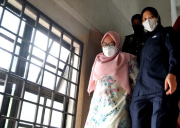 NOR HUZAIMAH HERMAN didakwa atas tuduhan  mengabaikan sehingga menyebabkan kecederaan terhadap seorang kanak-kanak perempuan berusia tiga tahun di Mahkamah Sesyen Johor Bahru.
