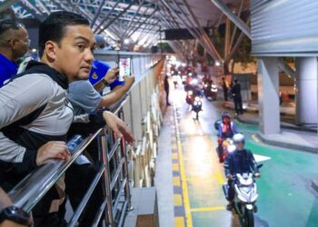 ONN HAFIZ GHAZI (kiri) meninjau pergerakan kenderaan rentas sempadan antara Malaysia dan Singapura menerusi CIQ BSI, Johor Bahru.