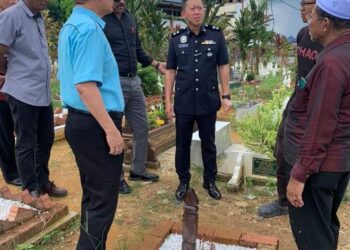 TIMBALAN Ketua Polis Daerah Johor Bahru Selatan, Superintenden Lim Jit Huey (tengah) meninjau beberapa kubur yang kehilangan batu nisan dipercayai dicuri di Tanah Perkuburan Islam Taman Istimewa Pandan, Johor Bahru.