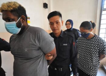S. NAGENDRAN (kiri) isterinya, A Sangeetha didakwa atas tuduhan mendera anak mereka sehingga meninggal dunia di Mahkamah Sesyen Johor Bahru.