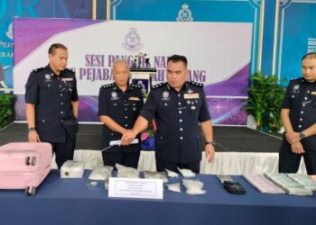 BAHRIN MOHD. NOH (dua dari kanan) menunjukan rampasan dadah daripada empat suspek dalam sidang akhbar di IPD Kluang.