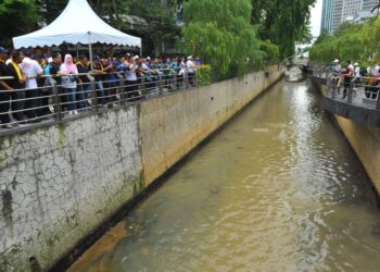 ONN HAFIZ GHAZI ( tengah) bersama sukarelawan membaling 'mud ball' ke Sungai Segget pada Program Gotong Royong  Perdana Johor Bersih di Sungai Segget, Johor Bahru.