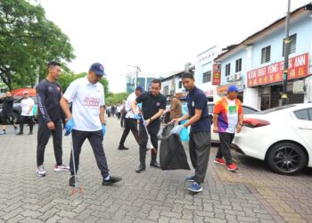 ONN HAFIZ GHAZI (tengah) dan Mohd. Jafni menyertai Program Gotong Royong Johor Bersih di Legaran Sungai Segget, Johor Bahru.