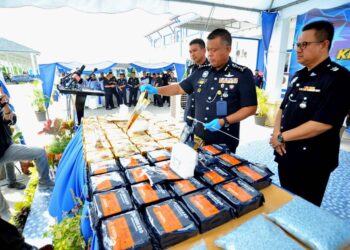 KAMARUL ZAMAN MAMAT menunjukkan dadah yang dirampas daripada satu sindiket dalam dua serbuan di Pontian dan Tangkak dalam sidang akhbar di IPD Pontian.