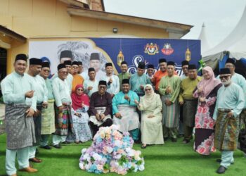 MOHAMED KHALED NORDIN (duduk, dua dari kiri) bergambar dengan pengunjung pada Majlis Sambutan Hari Raya Aidilfitri Peringkat Parlimen Kota Tinggi dengan kerjasama DUN Johor Lama dan UMNO Bahagian Kota Tinggi di Dewan Felda Lok Heng Barat, Kota Tinggi.