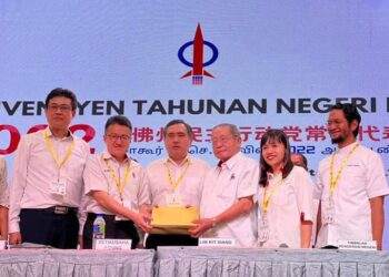 ANTHONY LOKE SIEW FOOK (tiga dari kiri) bersama veteran DAP, Lim Kit Siang (tiga dari kanan) semasa merasmikan Konvensyen DAP Johor di Muar.