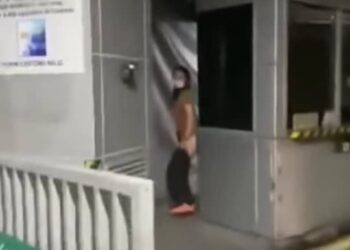 TANGKAP layar rakaman video yang tular menunjukkan seorang wanita dipercayai membuang air kecil di belakang sebuah kaunter di CIQ BSI, Johor Bahru.