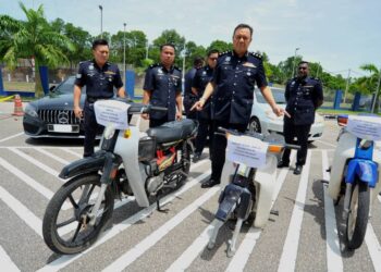 RAHMAT ARIFFIN (kanan) menunjukkan tiga buah motosikal jenis Honda CX5 yang dirampas daripada tiga suspek di IPD Iskandar Iskandar.