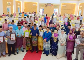 MOHD. HAIRI MAD SHAH (tengah) bergambar bersama ahli koperasi pada Majlis Amanat Bersama Gerakan Koperasi Negeri Johor di Kompleks Tan Sri Mohamed Rahmat, Johor Bahru.