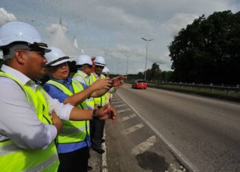 ALEXANDER NANTA LINGGI (dua dari kiri) bersama Mohammad Fazli Mohamad Salleh (kiri) meninjau kerja-kerja pelebaran laluan sepanjang 5.5 kilometer di Fasa 2B Lebuhraya Pasir Gudang, Johor Bahru.