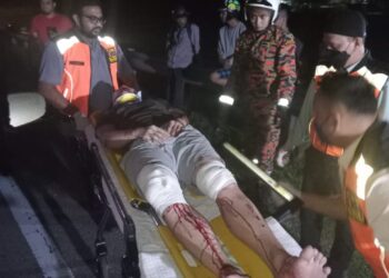 SEORANG pemandu yang tidak sedarkan diri diselamatkan oleh orang awam selepas kenderaan terbakar di Pasir Gudang, Johor Bahru.