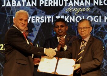 K. RAVEN KUMAR  (tengah) menyaksikan pertukaran dokumen perjanjian antara Salim Aman (kiri) dan Timbalan Naib Canselor Universiti Teknologi Malaysia (UTM) Prof. Dr. Shamsul Sahibuddin pada Seminar Ekspedisi Saintifik Kepelbagaian Biologi Hutan Simpan Panti, Kota Tinggi di Johor Bahru.