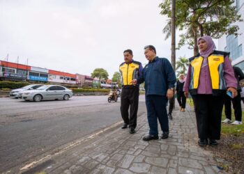 ALEXANDER NANTA LINGGI (tengah) meninjau keadaan jalan raya di sekitar bandar raya Johor Bahru.