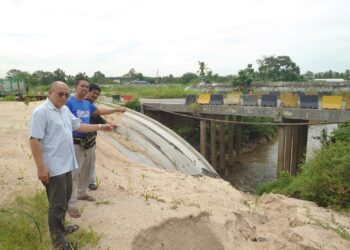 PENDUDUK kampung di Jalan Kempas Lama, Johor Bahru menunjukkan jambatan usang yang digunakan lebih 5,000 kenderaan setiap hari yang mengalami kesesakan ekoran projek naik taraf tertangguh sejak 2018.