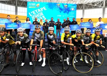 MOHD. HAIRI MAD SHAH (belakang, tengah) bergambar dengan para penaja dan pelumba pada Majlis Pelancaran L'Etape Johor By Tour De France di Velodrom Johor, Iskandar Puteri.