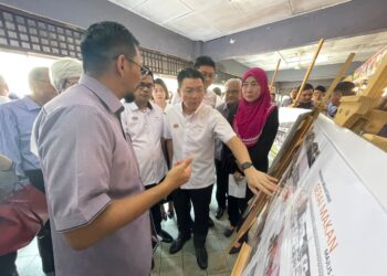 NGA KOR MING (tengah) mendengar taklimat tentang kerja menaik taraf Anjung Selera Laman Tasik Pandan, Johor Bahru.