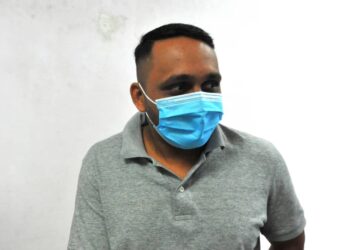 MASUM ABD. HALIM dihadapkan ke Mahkamah Sesyen Johor Bahru atas dakwaan memberi rasuah sebanyak RM500 kepada anggota penguat kuasa MBIP, tahun lalu.