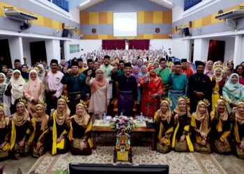 ONN HAFIZ GHAZI (tengah) menghadiri Majlis Sambutan Hari Guru di Sekolah Tun Fatimah, Johor Bahru.