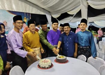 AHMAD MASLAN (tengah) memotong kek sambutan Hari Guru yang turut diadakan sempena Sambutan Hari Raya Aidilfitri anjuran Pergerakan Wanita, Pemuda dan Puteri UMNO Bahagian Pontian di  Pontian.