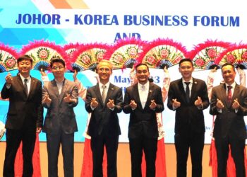 LEE TING HAN (dua dari kanan) bersama Onn Hafiz dan Seung Bae (dua dari kiri) pada Majlis Forum Perniagaan Johor-Korea di Hotel Double Tree By Hilton, Johor Bahru.