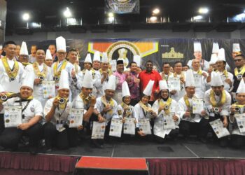 K. RAVEN KUMAR (tengah) bergambar dengan barisan juri profesional yang akan mengadili World Chefs Championship Malaysia 2023 di Pusat Konvensyen Antarabangsa Persada Johor, Johor Bahru.