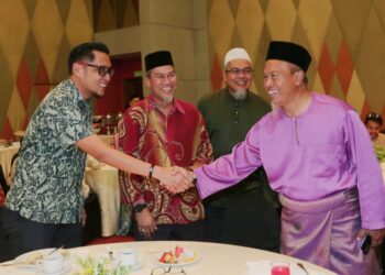 ANUAR ABDUL GHANI (kanan) beramah mesra dengan tetamu yang memeriahkan Majlis Rumah Terbuka Aidilfitri Ranhill SAJ di Pusat Konvensyen Antarabangsa Persada Johor Bahru.