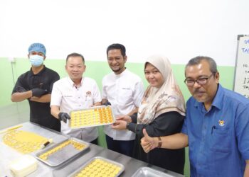 SHEIKH UMAR BAGHARIB ALI (tengah) mengiringi Chan Foong Hin (dua dari kiri) melawat syarikat Tuzra Marketing Sdn. Bhd., di Bukit Indah, Iskandar Puteri.