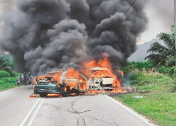 KERETA Proton Persona dan Perodua Alza yang terbakar selepas terbabit dalam kemalangan di Jalan Kulim-Mahang berhampiran Taman Sepilai, Kulim.