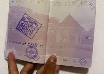 PASANGAN suami isteri warga Singapura mendakwa dihalang memasuki Malaysia selama enam bulan kerana mempersoalkan tindakan pegawai imigresen mengecop pasport secara berselang muka surat.